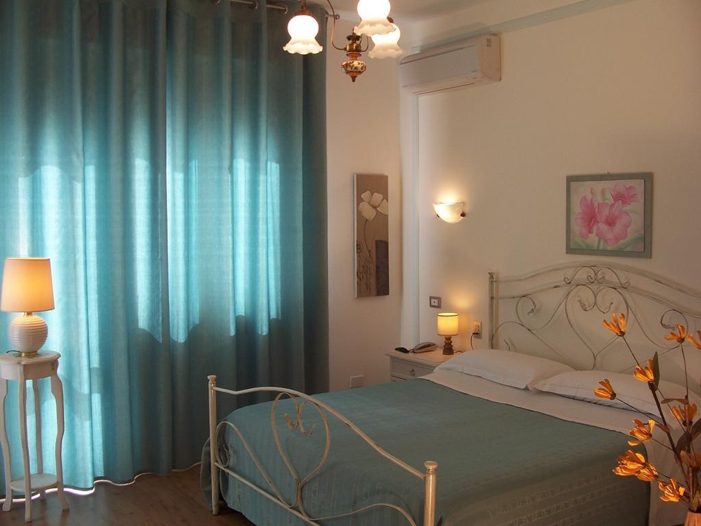 Bed And Breakfast " Il Tesoro Di Mario " Falconara Marittima Værelse billede